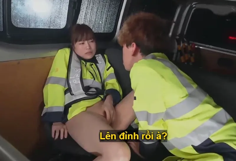 Vợ yêu đi làm kiếm thêm phụ người chồng rồi lại rung động với cậu trai trẻ vì thiếu thốn